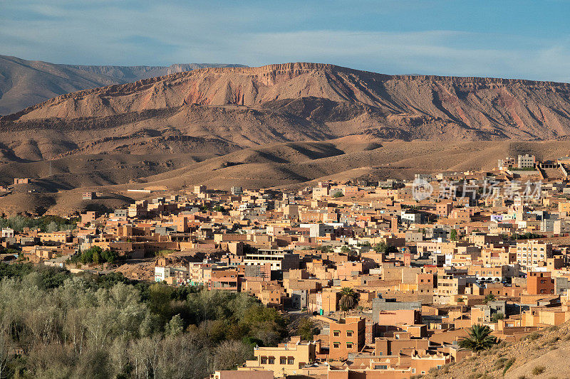 日落时分，摩洛哥东南部廷希尔省一个迷人的小镇Boumalene Dades的郊区